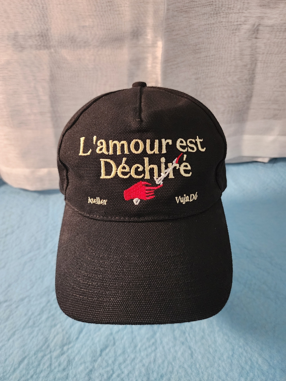 Black Embroidered 'L'amour est Déchiré' Baseball Cap